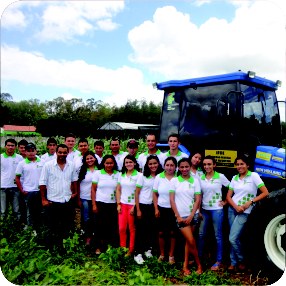 Estudantes com trator agrícola