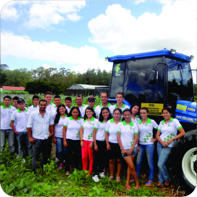 Estudantes com trator agrícola