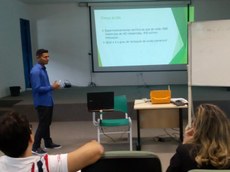 Adriano de Sousa, aluno do curso de licenciatura em química, durante apresentação à banca