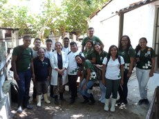 Alunos e professor do IFCE no Setor de Suinocultura da FAVET/UECE, Campus Itaperi, juntamente com professora da UECE que guiou a visita.