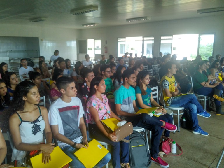 Alunos novatos do curso de Letras assistem a aula inaugural.